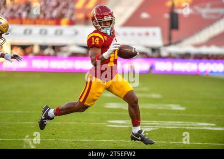 Los Angeles, CA. 4 novembre 2023. Il wide receiver degli USC Trojans Raleek Brown (14) corre per il touchdown in azione nel primo quarto durante la partita di calcio NCAA tra gli USC Trojans e i Washington Huskies al Coliseum di Los Angeles, California. Credito fotografico obbligatorio: Louis Lopez/Cal Sport Media/Alamy Live News Foto Stock