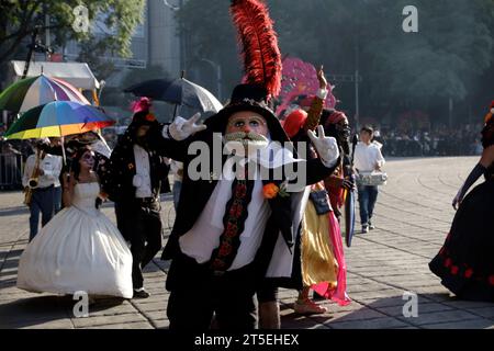 Città del Messico, Messico. 2 novembre 2023. 4 novembre 2023, città del Messico, Messico: Sfilata del giorno dei morti su Reforma Avenue come parte della festa del giorno dei morti presso l'ufficio del sindaco di Cuauhtemoc a città del Messico. Il 4 novembre 2023 a città del Messico, Messico (foto di Luis Barron/Eyepix Group/Sipa USA). Credito: SIPA USA/Alamy Live News Foto Stock