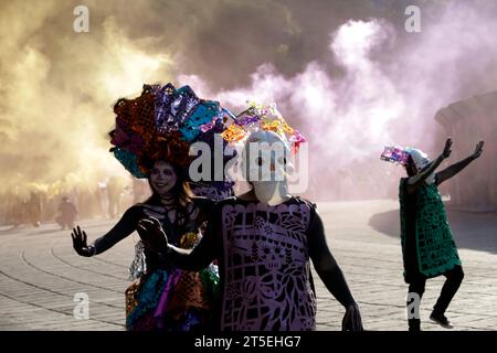 Città del Messico, Messico. 2 novembre 2023. 4 novembre 2023, città del Messico, Messico: Sfilata del giorno dei morti su Reforma Avenue come parte della festa del giorno dei morti presso l'ufficio del sindaco di Cuauhtemoc a città del Messico. Il 4 novembre 2023 a città del Messico, Messico (foto di Luis Barron/Eyepix Group/Sipa USA). Credito: SIPA USA/Alamy Live News Foto Stock