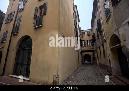 Angolo tra vicoli stretti e acciottolati in una giornata nuvolosa in una città italiana Foto Stock