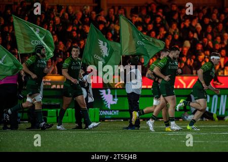 Galway, Irlanda. 5 novembre 2023. I giocatori del Connacht hanno preceduto la partita del 3° turno dello United Rugby Championship tra il Connacht Rugby e l'Ulster Rugby al campo sportivo di Galway, Irlanda, il 4 novembre 2023 (foto di Andrew SURMA/ Credit: SIPA USA/Alamy Live News Foto Stock