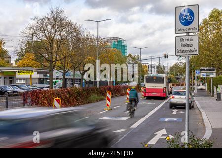 PRODUZIONE - 3 novembre 2023, Hesse, Gießen: Mentre la segnaletica per la pista ciclabile sulla corsia interna dell'Anlagenring nella zona Westanlage nel centro della città è ancora in atto, le indicazioni sulla carreggiata sono già state cancellate. A Giessen, il fallito processo per il traffico sulla circonvallazione interna della città sarà smantellato entro Natale. La corsia ciclabile sulla circonvallazione interna nel traffico a due vie è già stata rimossa e le eventuali linee di demarcazione rimanenti sono state provvisoriamente contrassegnate come non valide. (A dpa: 'Inversione del traffico con ostacoli') foto: Christian Lademann/dpa Foto Stock