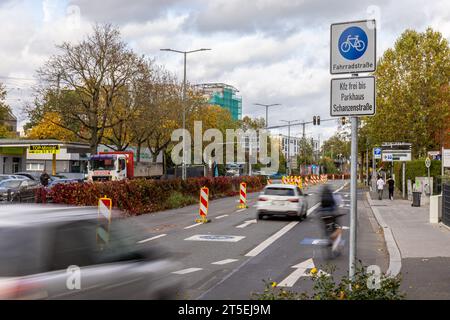 PRODUZIONE - 3 novembre 2023, Hesse, Gießen: Mentre la segnaletica per la pista ciclabile sulla corsia interna dell'Anlagenring nella zona Westanlage nel centro della città è ancora in atto, le indicazioni sulla carreggiata sono già state cancellate. A Giessen, il fallito processo per il traffico sulla circonvallazione interna della città sarà smantellato entro Natale. La corsia ciclabile sulla circonvallazione interna nel traffico a due vie è già stata rimossa e le eventuali linee di demarcazione rimanenti sono state provvisoriamente contrassegnate come non valide. (A dpa: 'Inversione del traffico con ostacoli') foto: Christian Lademann/dpa Foto Stock