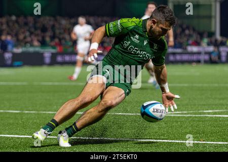 Galway, Irlanda. 5 novembre 2023. Tiernan o'Halloran of Connacht durante lo United Rugby Championship Round 3 Match tra Connacht Rugby e Ulster Rugby allo Sportsground di Galway, Irlanda, il 4 novembre 2023 (foto di Andrew SURMA/ Credit: SIPA USA/Alamy Live News Foto Stock