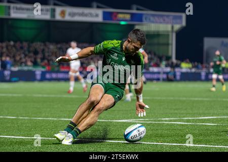 Galway, Irlanda. 5 novembre 2023. Tiernan o'Halloran of Connacht durante lo United Rugby Championship Round 3 Match tra Connacht Rugby e Ulster Rugby allo Sportsground di Galway, Irlanda, il 4 novembre 2023 (foto di Andrew SURMA/ Credit: SIPA USA/Alamy Live News Foto Stock