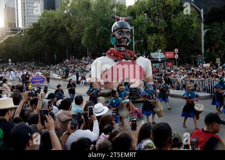 Città del Messico, Messico. 4 novembre 2023. 4 novembre 2023, città del Messico, Messico: Sfilata del giorno dei morti su Reforma Avenue come parte della festa del giorno dei morti presso l'ufficio del sindaco di Cuauhtemoc a città del Messico. Il 4 novembre 2023 a città del Messico, Messico (foto di Luis Barron/Eyepix Group/Sipa USA). Credito: SIPA USA/Alamy Live News Foto Stock