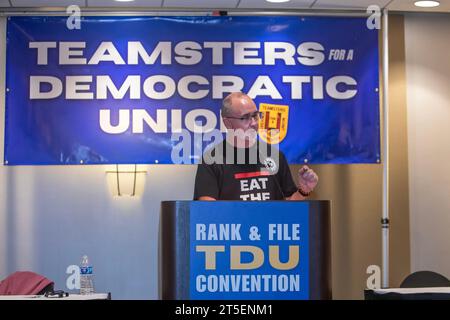 Chicago, Illinois, USA. 4 novembre 2023. Giorni dopo aver assicurato contratti di lavoro record per i suoi membri, il presidente della United Auto Workers Shawn Fain parlò alla convention annuale di Teamsters for a Democratic Union. Gli attivisti delle riforme sindacali sia nell'UAW che nei Teamsters stanno trasformando i loro sindacati in organizzazioni più militanti e democratiche. Crediti: Jim West/Alamy Live News Foto Stock