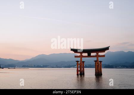 Itsukushima Jinja Otorii (grande porta Torii) al tramonto, Isola di Miyajima, Hiroshima, Giappone Foto Stock