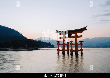 Itsukushima Jinja Otorii (grande porta Torii) al tramonto, Isola di Miyajima, Hiroshima, Giappone Foto Stock