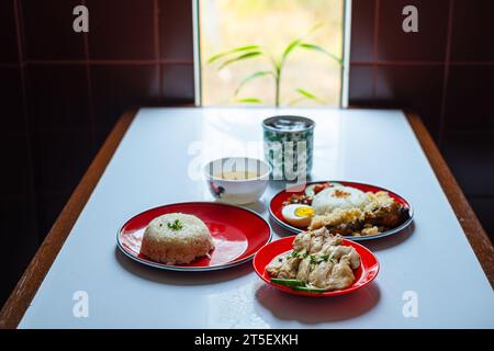 Un menu' di piatti tipici malesi o piatti. Nasi Hainan, Nasi Lemak, e una tazza di caffè. Foto Stock