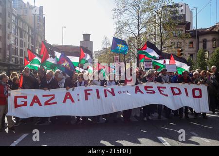 Gijon, Spagna. 4 novembre 2023. Uno degli striscioni della manifestazione, "Gaza: Fine dell'assedio” durante la manifestazione di protesta contro il genocidio palestinese, fine dell'occupazione sionista del genocidio, il 4 novembre 2023, a Gijon, in Spagna. (Foto di Alberto Brevers/Pacific Press) Credit: Pacific Press Media Production Corp./Alamy Live News Foto Stock