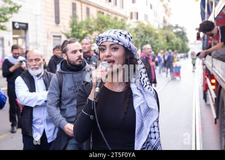 Roma, Italia. 4 novembre 2023. Manifestazione a Roma da Piazza Vittorio Emanuele a Piazza San Giovanni organizzata da USB e studenti contro la guerra in Palestina e in solidarietà con il popolo palestinese, nel giorno della celebrazione dell'unità nazionale e delle forze Armate italiane. (Foto di Matteo Nardone/Pacific Press) Credit: Pacific Press Media Production Corp./Alamy Live News Foto Stock