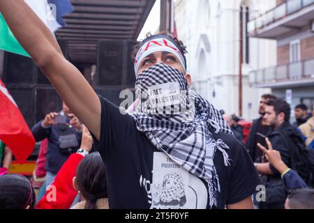 Roma, Italia. 4 novembre 2023. Manifestazione a Roma da Piazza Vittorio Emanuele a Piazza San Giovanni organizzata da USB e studenti contro la guerra in Palestina e in solidarietà con il popolo palestinese, nel giorno della celebrazione dell'unità nazionale e delle forze Armate italiane. (Foto di Matteo Nardone/Pacific Press) Credit: Pacific Press Media Production Corp./Alamy Live News Foto Stock