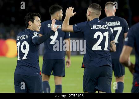 Lee Kang-in del PSG celebra il suo gol con Lucas Hernandez durante la partita di UEFA Champions League, gruppo F tra Paris Saint-Germain e AC Milan il 25 ottobre 2023 allo stadio Parc des Princes di Parigi, in Francia Foto Stock