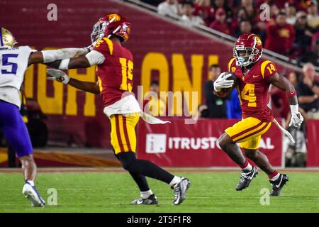 Los Angeles, CA. 4 novembre 2023. Il wide receiver degli USC Trojans Raleek Brown (14) corre in azione nel quarto trimestre durante la partita di calcio NCAA tra gli USC Trojans e i Washington Huskies al Coliseum di Los Angeles, California. Credito fotografico obbligatorio: Louis Lopez/Cal Sport Media/Alamy Live News Foto Stock