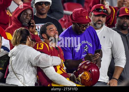 Los Angeles, CA. 4 novembre 2023. Il quarterback degli USC Trojans Caleb Williams #13 condivide un momento emotivo con la sua famiglia dopo la partita di calcio NCAA tra gli USC Trojans e i Washington Huskies al Coliseum di Los Angeles, California. Credito fotografico obbligatorio: Louis Lopez/Cal Sport Media/Alamy Live News Foto Stock