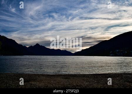 Lago Wakatipu al tramonto a Queenstown, nuova Zelanda Foto Stock