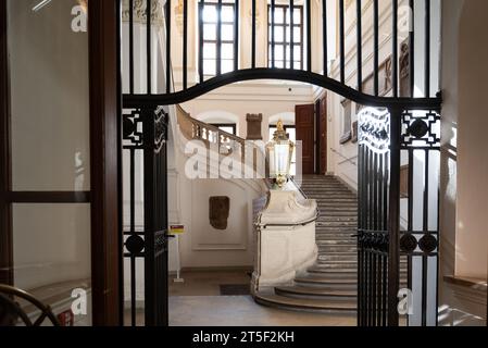 Vienna, Austria. 29 settembre 2023 scalinata decorativa che porta alla biblioteca nazionale imperiale nel Palazzo Hofburg Foto Stock