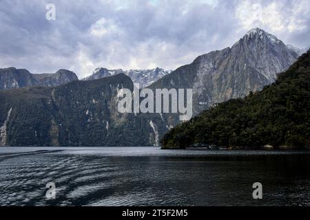Angolo diverso per vedere Mitre Peak Milford Sound Fiordland nuova Zelanda. Sali a bordo di una crociera di notte a Milford Sound con spettacolari nuvole sopra la vetta Foto Stock