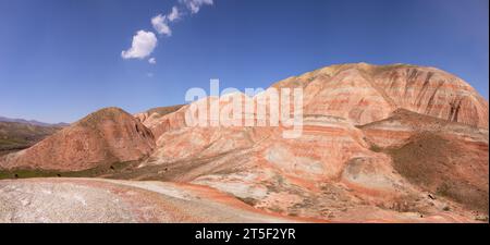 Le bellissime montagne rosse di Khizi sono simili al pianeta Marte. Azerbaigian. Foto Stock