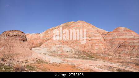 Le bellissime montagne rosse di Khizi sono simili al pianeta Marte. Azerbaigian. Foto Stock