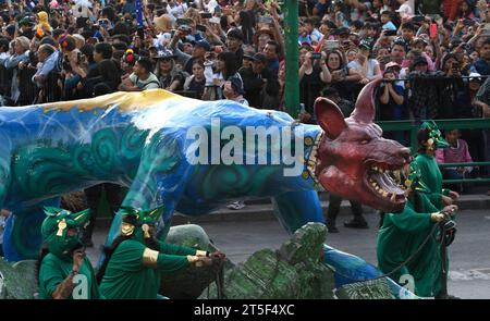 Città del Messico, città del Messico, Messico. 4 novembre 2023. Migliaia di persone si sono riunite lungo l'iconico Paseo de la Reforma di città del Messico per assistere alla tradizionale sfilata del 2023 Day of the Dead, la settima edizione delle celebrazioni per celebrare la fine delle celebrazioni. La cultura messicana trabocca nel giorno dei morti, una festa di origine pre-ispanica, in cui i messicani celebrano e onorano i loro parenti defunti collocando altari o ofrendas. (Immagine di credito: © Jorge Nunez/ZUMA Press Wire) SOLO USO EDITORIALE! Non per USO commerciale! Crediti: ZUMA Press, Inc./Alamy Live News Foto Stock