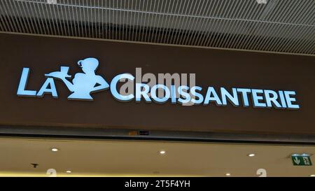 Bordeaux , Francia - 10 19 2023 : la croissanterie logo e cartellonistica di fronte al negozio industriale francese di panificio Foto Stock