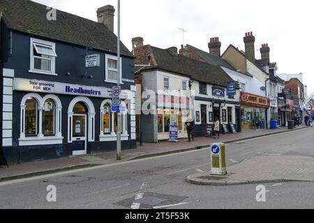 Watford, Regno Unito - 1 febbraio 2016: Centro di Watford High Street con case storiche e negozi Foto Stock