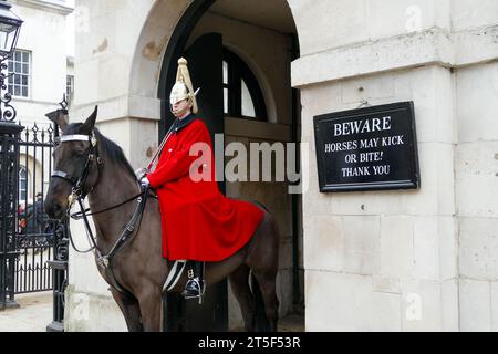 Londra, Regno Unito - 20 marzo 2016: Sign Beware Horses May Kick or Bite! Grazie, fuori dalla Horse Guards a Whitehall Foto Stock