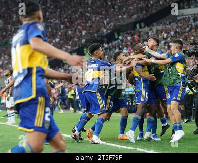 Rio De Janeiro, Brasile. 4 novembre 2023. Luis Advincula (3rd R) del Boca Juniors festeggia con i compagni di squadra dopo aver segnato punti durante la finale della Copa Libertadores tra Fluminense e Boca Juniors allo stadio Maracana di Rio de Janeiro, Brasile, il 4 novembre 2023. Crediti: Wang Tiancong/Xinhua/Alamy Live News Foto Stock