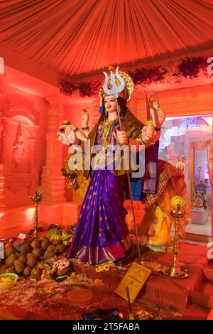 Un bellissimo idolo di Maa Durga adorato in un pandalo durante Navratri a Mumbai, India Foto Stock