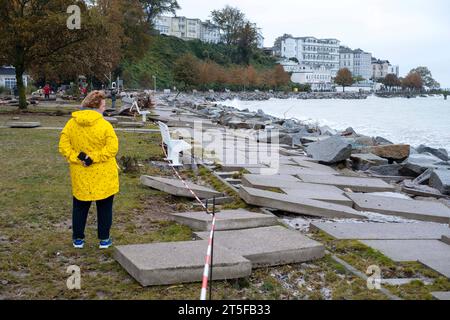 Sturmtief Viktor sorgte AM 20. Oktober 2023 für eine schwere Sturmflut an der Ostseeküste von Mecklenburg-Vorpommern. Die Strandprommenade in Sassnitz auf der Insel Rügen wurde durch das Unwetter beschädigt. Es wurde auch viel Treibgut angespült./il 20 ottobre 2023, Storm Viktor causò una forte ondata di tempesta sulla costa del Mar Baltico del Meclemburgo-Pomerania occidentale. La passeggiata sulla spiaggia di Sassnitz sull'isola di Rügen fu danneggiata dalla tempesta. Anche molti flotsam sono stati lavati. Snapshot-Photography/K.M.Krause *** Storm Viktor ha causato una forte ondata di tempesta sulla costa del Mar Baltico di Mecklenbu Foto Stock