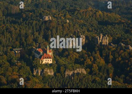 Castello di Hruba skala costruito sulla cima di rocce di arenaria. Bohemian Paradise, Cesky raj, Repubblica Ceca. Foto di alta qualità senza drone Foto Stock