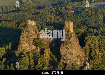 Vista aerea dell'antica rovina il castello Trosky alta sui vertici di basalto due tasselli vulcanici sullo sfondo del paesaggio autunnale del Paradiso Boemo, ceco Foto Stock