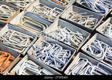 elementi di fissaggio a bullone lungo componenti hardware, primo piano della foto Foto Stock