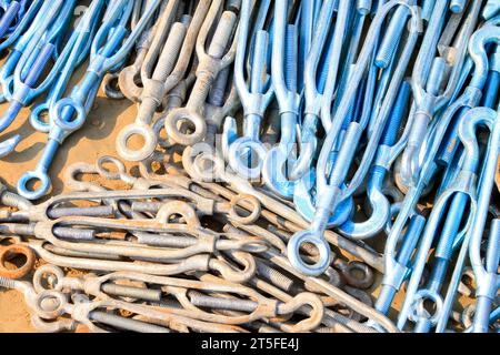 elementi di fissaggio a bullone lungo componenti hardware, primo piano della foto Foto Stock