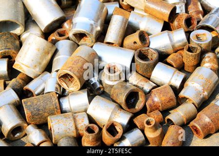 parti metalliche a esagono incassato che si accumulano insieme Foto Stock