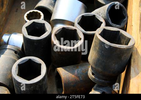 parti metalliche a esagono incassato che si accumulano insieme Foto Stock