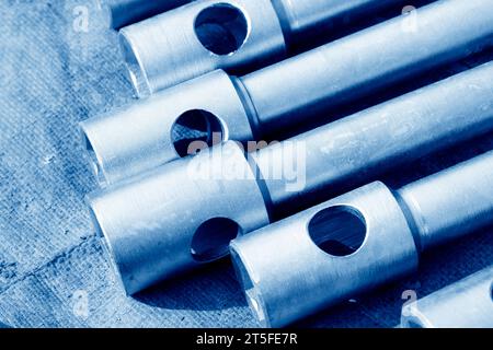 parti metalliche a esagono incassato che si accumulano insieme Foto Stock