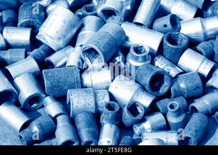 parti metalliche a esagono incassato che si accumulano insieme Foto Stock