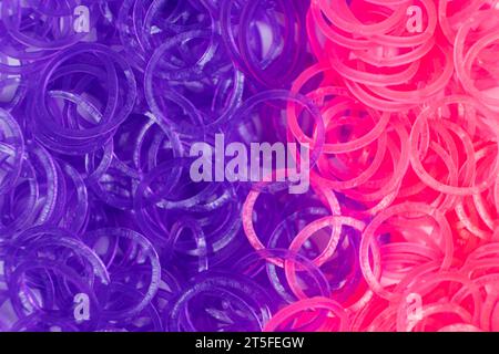 Fasce elastiche rosa e viola per tessere bracciali per bambina/ragazza Foto Stock