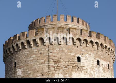 Vista della Torre Bianca, conosciuta anche come Lefkos Pyrgos, un monumento e museo sul lungomare di Salonicco in Grecia Foto Stock