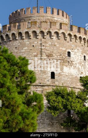 Vista della Torre Bianca, conosciuta anche come Lefkos Pyrgos, un monumento e museo sul lungomare di Salonicco in Grecia Foto Stock