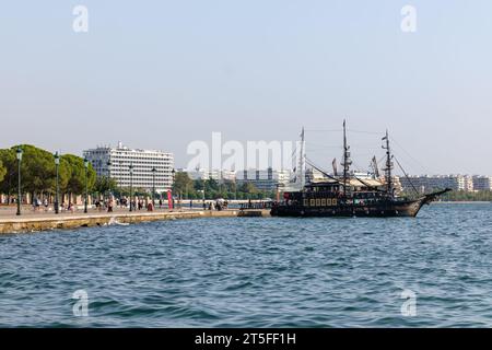 Salonicco, Grecia - 22 settembre 2023: Veduta di una barca pirata turistica accanto al Macedonia Palace Hotel a Salonicco, Grecia Foto Stock