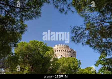 Vista della Torre Bianca, conosciuta anche come Lefkos Pyrgos, un monumento e museo sul lungomare di Salonicco in Grecia Foto Stock