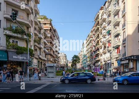 Salonicco, Grecia - 22 settembre 2023: Veduta di una fermata dei taxi nell'area di Navarinou e della città vecchia di Salonicco sullo sfondo Foto Stock