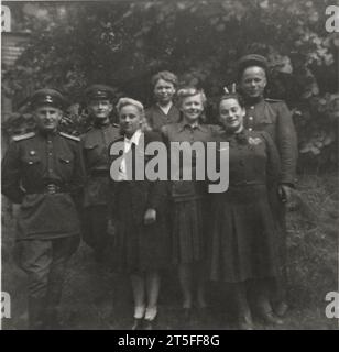 Foto di gruppo amatoriale vintage di un felice personale militare sovietico dopo la seconda guerra mondiale, Germania, 1946-1948 Foto Stock