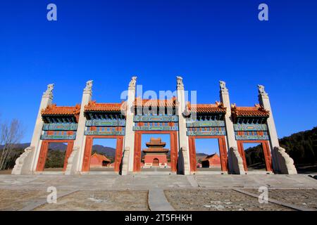 ZUNHUA - 15 DICEMBRE: L'architettura paesaggistica del drago e della porta della fenice, nelle Tombe orientali della dinastia Qing, il 15 dicembre 2013, ZunHua, hebe Foto Stock