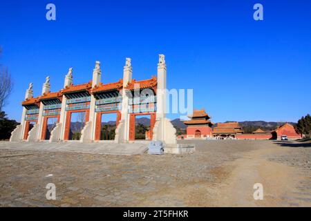 ZUNHUA - 15 DICEMBRE: L'architettura paesaggistica del drago e della porta della fenice, nelle Tombe orientali della dinastia Qing, il 15 dicembre 2013, ZunHua, hebe Foto Stock