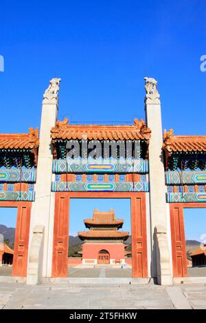 ZUNHUA - 15 DICEMBRE: La porta del drago-fenice e l'architettura paesaggistica del pavimento in pietra, nelle tombe orientali della dinastia Qing, il 15 dicembre 2013, Foto Stock